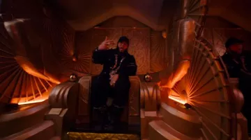 Gorra trucker de malla con monograma negro de Louis Vuitton usada por El Alfa en EL ALFA - HELICOPTERO