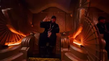 Louis Vuitton Casquette de camionneur en maille Monogram noire portée par El Alfa à EL ALFA - HELICOPTERO