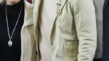 Chaqueta usada por Ryan Reynolds en el Ayuntamiento de Vancouver 2025