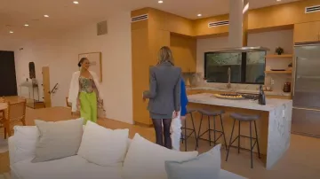 Sac Versace Palazzo Empire porté par Amanza Smith comme on le voit dans Selling Sunset (S09)