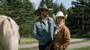 Veste Carhartt Rugged Flex Crawford portée par Amy Fleming (Amber Marshall) comme on le voit dans Heartland (S19E03)
