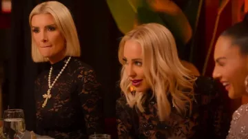 Collar colgante de perlas de cruz gótica Rrdaily usado por Nicole Young como se ve en Selling Sunset (S09E02)
