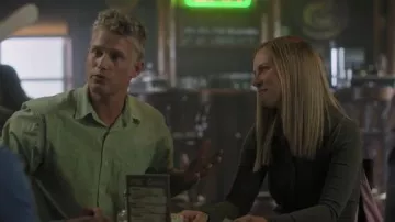 Henley Gap Everyday usado por Ashley Stanton (Cindy Busby) como se ve en Heartland (S19E03)