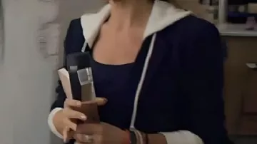 Blazer à capuche porté par Whitney Lily James dans Film Swiped 2025