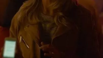 Veste marron portée par Whitney (Lily James) dans Film Swiped 2025