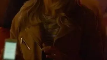 Veste marron portée par Whitney (Lily James) dans Film Swiped 2025