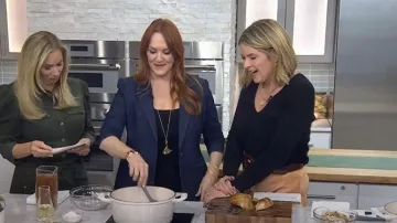 Cinq à Sept Khloe Ruched Sleeve Denim Blazer porté par Ree Drummond comme on le voit dans Today with Jenna & Friends le 29 octobre 2025