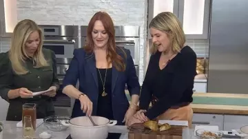 Blazer de mezclilla con manga fruncida de Cinq a Sept Khloe usado por Ree Drummond como se ve en Today with Jenna & Friends el 29 de octubre de 2025