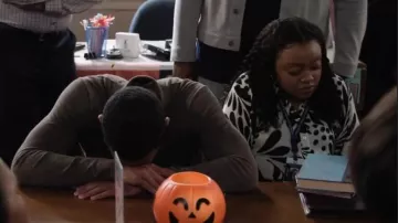 H&M Robe chemise à nouer portée par Janine Teagues (Quinta Brunson) telle qu’elle est vue à l’école primaire Abbott (S05E05)