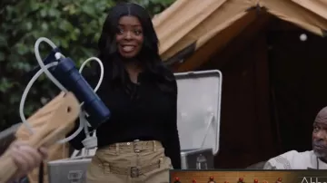 Pantalon ceinturé Ganni porté par Ava Coleman (Janelle James) comme on le voit à l’école primaire Abbott (S05E05)