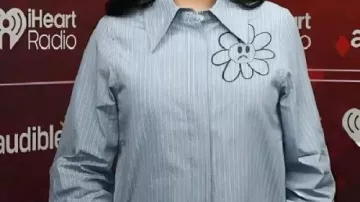 Smiley Flower Face Chemise bleue portée par Julia Michaels au festival de musique iHeartRadio 2025