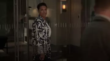 Camisa de pijama con estampado de damasco de Gracia usada por Rosie Edwards (April Parker Jones) como se ve en Reasonable Doubt (S03E08)