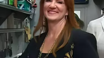 Today Show 2025 Blazer negro con adornos florales y negros usado por Ree Drummond como se ve en Today