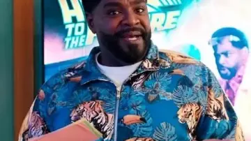 Loot S03 Survêtement imprimé tigre porté par (Ron Funches) comme on le voit dans Loot