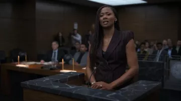 Alexander McQueen Blazer croisé en laine rayée rouge porté par Jax Stewart (Emayatzy Corinealdi) comme on le voit dans Reasonable Doubt (S03E08)