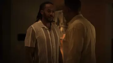 Camisa cubana acanalada a rayas Alcázar de Reiss usada por Lewis Stewart (McKinley Freeman) como se ve en Duda razonable (S03E08)