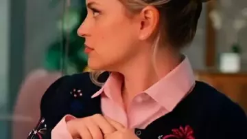 Loot S03 Cardigan bleu orné porté par (Stephanie Styles) comme on le voit dans Loot