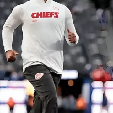 Sudadera sin mangas blanca usada por Patrick Mahomes en Kansas City Chiefs 2025