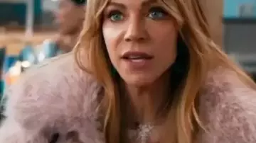 Chaqueta de piel rosa de alto potencial usada por Morgan Gillory (Kaitlin Olson) como se ve en Alto potencial