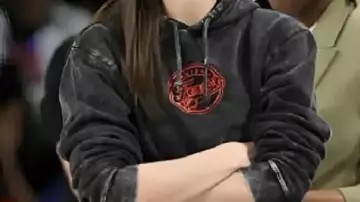 Sudadera con capucha negra usada por Caitlin Clark en la semifinal de los playoffs de la WNBA 2025