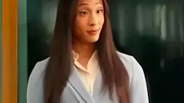 Loot S03 Michaela Jaé Veste ceinturée asymétrique bleu clair portée par Sofia (Mj Rodriguez) comme on le voit dans Loot