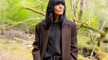 Celebrity Traitors Claudia Winkleman Brown Coat comme on le voit dans The Celebrity Traitors (S01)
