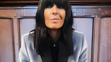 Claudia Winkleman Blazer ceinturé en velours bleu porté par Self - Host (Claudia Winkleman) comme on le voit dans The Celebrity Traitors (S01)