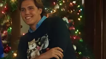 Callum Buckley Un glaçage royal Noël Pull à imprimé chat comme on le voit dans Un Noël de glaçage royal