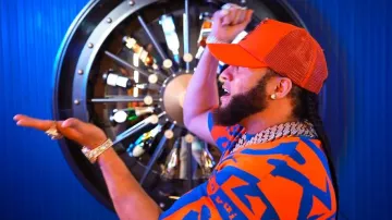 Camiseta Louis Vuitton con volantes de jazz a cuadros naranja y azul usada por El Alfa en El Alfa El Jefe x Papa Jeison - Moli