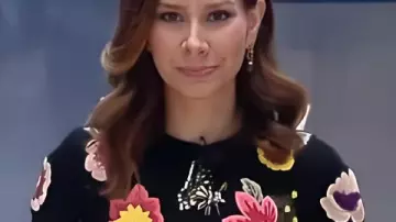 Suéter bordado floral negro de Rebecca Jarvis usado por Rebecca Jarvis como se ve en Good Morning America