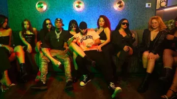 T-shirt Givenchy Pink College Logo porté par El Alfa dans El Alfa El Jefe x Papa Jeison - Moli