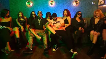 Gorro de pompón acanalado negro Moncler usado por El Alfa en El Alfa El Jefe x Papa Jeison - Moli