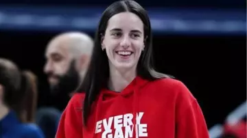 Sudadera con capucha de la gira agotada usada por (Caitlin Clark) como se ve en la gira