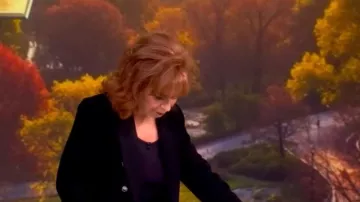 Chaqueta Veronica Beard Miller Dickey usada por Joy Behar como se ve en The View el 30 de octubre de 2025