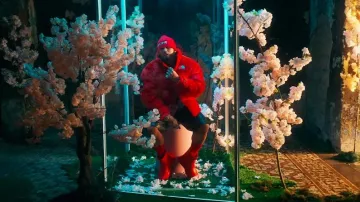 Calcetines de tenis con logo rojo y negro de Balenciaga usados por El Alfa en El Alfa "El Jefe" ❌ Prince Royce - Le Doy 20 Mil (Video Oficial)