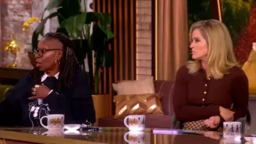 Suéter con cuello de ley L'Agence usado por Sara Haines como se ve en The View el 30 de octubre de 2025