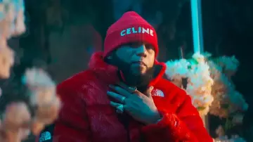 Gorro Celine Red Logo Patch usado por El Alfa en El Alfa "El Jefe" ❌ Prince Royce - Le Doy 20 Mil (Video Oficial)
