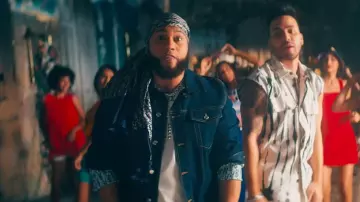 Camiseta Celine White Stud Logo usada por El Alfa en El Alfa "El Jefe" ❌ Prince Royce - Le Doy 20 Mil (Video Oficial)