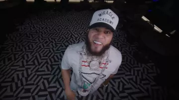 T-shirt Prada blanc Zig Zag Triangle Logo porté par El Alfa dans El Alfa « El Jefe » x El Perrote Wz x Wander Love - Rulay & Pica Pollo (Vidéo Officielle)