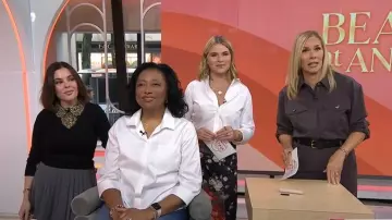 Minifalda plisada Sandro usada por Erica Taylor como se ve en Today el 30 de octubre de 2025