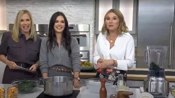 Ceinture Khaite Benny avec clous portée par Katie Lee, comme on le voit dans Today with Jenna & Friends le 30 octobre 2025