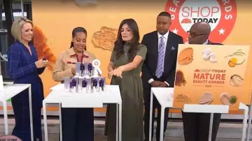 Vestido de punto Teresa de Tanya Taylor usado por Adrianna Barrionuevo Brach como se ve en Today el 30 de octubre de 2025