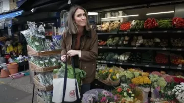 Bolso de lona Trader Joes usado por Molly Hunter como se ve en Today el 30 de octubre de 2025