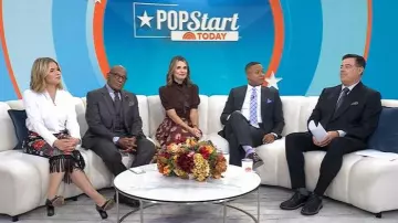 Falda midi plisada de Faille de Lingua Franca Williams usada por Savannah Guthrie como se ve en Today el 30 de octubre de 2025