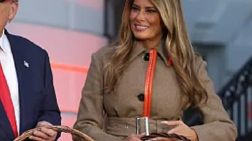 Melania Trump Abrigo anual de Halloween 2025 de Melania Trump en MIRA: Trump y Melania Trump reparten dulces a los niños en la fiesta de Halloween de la Casa Blanca | N18G