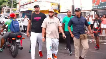 Jeans acampanados con parche G azul claro y multicolor de Gallery Dept. usados por El Alfa en El Alfa El Jefe ❌ BlueMoney ❌ Chocoleyrol - QUE NO REMIX #SagitarioTheAlbum