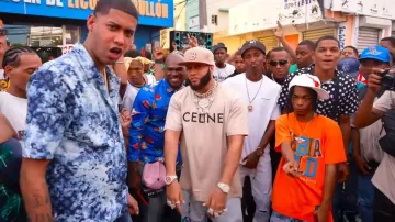 Camiseta con logo en beige y negro de Celine usada por El Alfa en El Alfa El Jefe ❌ BlueMoney ❌ Chocoleyrol - QUE NO REMIX #SagitarioTheAlbum