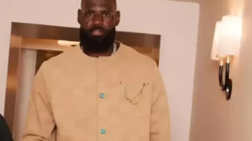 Veste de gala du 20e Hammer Museum de LeBron James en LeBron et Savannah James lors du 20e gala annuel du Hammer Museum In The Garden