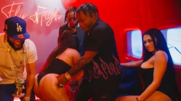 Vision De Super Noir & Violet Flame Chemise portée par Braulio Fogón dans El Alfa El Jefe ❌ French Montana ❌ Braulio Fogón ❌ Kaly Ocho - MONEY MACHINE (Vidéo Officielle)