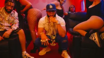 Burberry White Small TB Logo T Shirt worn by El Alfa in El Alfa El Jefe ❌ French Montana ❌ Braulio Fogón ❌ Kaly Ocho - MAQUINA DE DINERO (Video Oficial)